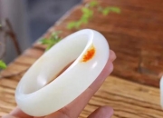 女人戴翡翠手镯的好处,女士戴玉镯子好还是戴手链好？