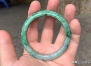 翡翠手镯厚度,请问这只翡翠手镯价值几何？