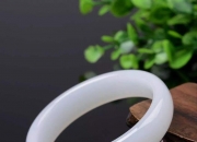 什么样的玉手镯才是好玉,什么样的玉手镯好看又显高贵？