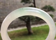 翡翠手镯戴着是凉的还是温的,翡翠手镯可以放在冰箱里保养么？