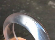 假的翡翠手镯是用什么做的,对于玻璃仿制的翡翠珠宝，该怎么辨别？