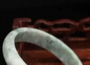 香港拍卖会上的顶级翡翠手镯,你们认为，谁才是中国真正的翡翠收藏一姐？