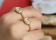 年轻女孩戴什么玉镯好,18岁的女孩子配戴什么样的玉石比较好呢？