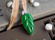 翡翠白月光手镯会变种吗,为什么翡翠手镯戴久了会变色发黄？