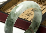 怎么选玉手镯,怎么选玉手镯，红翡翠好还是绿翡翠好？