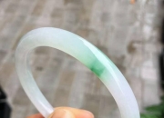 带玉手镯子对女人有什么好处,女性到了各个年龄应该如何佩戴翡翠手镯？