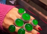 女人适合戴什么玉养人,女性戴翡翠的好处有哪些？