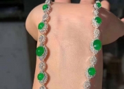 带了50年的翡翠手镯,不同年龄的女人适合戴什么样的翡翠手镯？