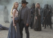 玉镯和银镯尺寸一样吗,玉手链可以跟银手镯戴在同一只手吗？