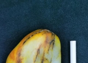 什么样的石头是玉石原石,新疆和田玉原石和籽料是一种东西吗？