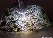 翡翠原石颜色等级和图片,翡翠原石的类型划分及其特征是什么？