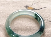 墨绿色翡翠手镯,头条的朋友帮我看看这个是什么玉镯？