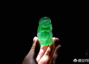 假翡翠在灯光下什么样,紫光灯能鉴定翡翠真假吗？