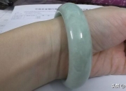 戴玉手镯对女性有什么好处和坏处,买玉手镯好，还是买黄金手镯好？