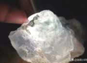 手电筒翡翠鉴别最直接方法,怎么用强光手电看翡翠原石的种水？