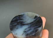 极品墨玉,烟灰色有黑点的和田玉是什么料？