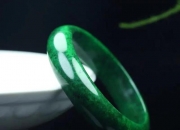 腾冲老料翡翠珠子有假的吗,请问这满绿翡翠手镯是纯天然a货吗？