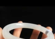 女人戴和田玉手镯的好处,如何买到高质量的和田玉手镯呢？