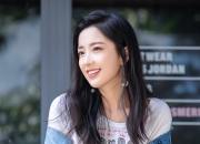 墨绿色不透明的玉手镯,新疆和田玉手镯深绿色不透光是什么玉？