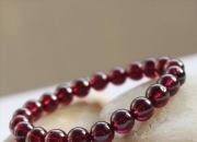 女人戴石榴石的禁忌,请问一下石榴石手链适合女士佩戴吗？