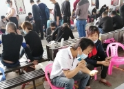 冰糯种翡翠能值多少钱,我这赌石开出的糯冰玉佛，能值多少钱？