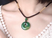 翡翠牌子怎么佩戴