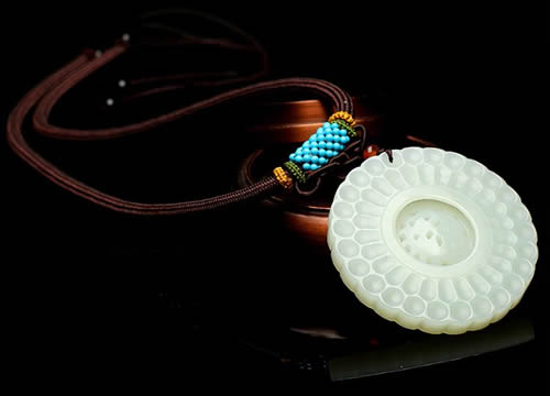 和田玉吊坠挂绳怎么搭配好看?