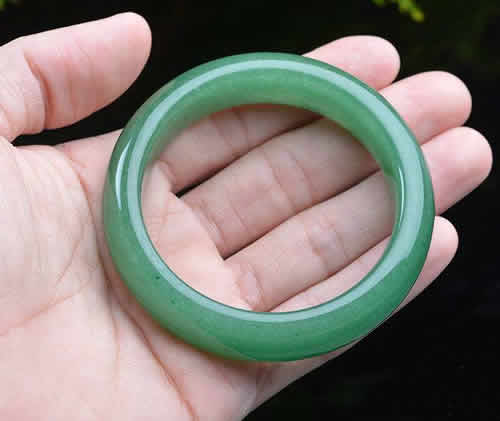 如何保养东陵玉手镯