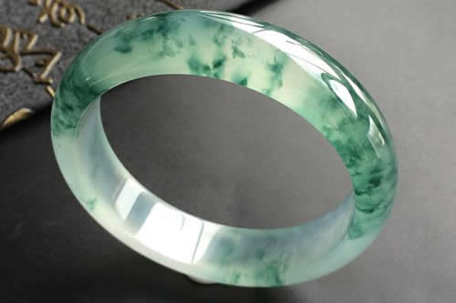 岫玉和翡翠的区别 岫玉和翡翠哪个好