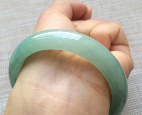 翡翠手镯戴左手好还是右手好？玉手镯戴在哪只手