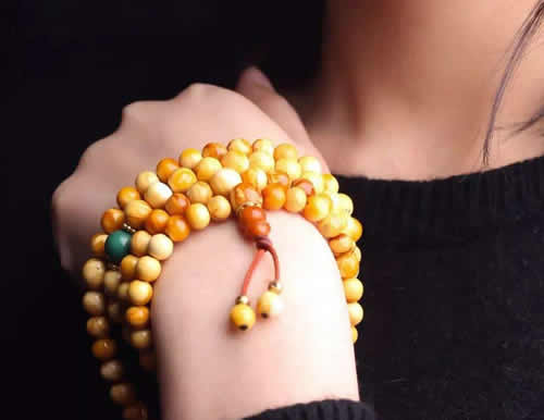 蜜蜡真假怎么辨别 怎么鉴别蜜蜡真假 