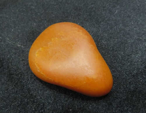 和田玉黄玉上也会带翠吗？