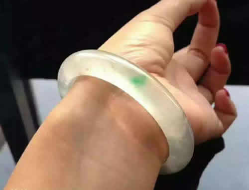 女人玉镯是戴左手还是右手好女人玉镯是戴左手还是右手好