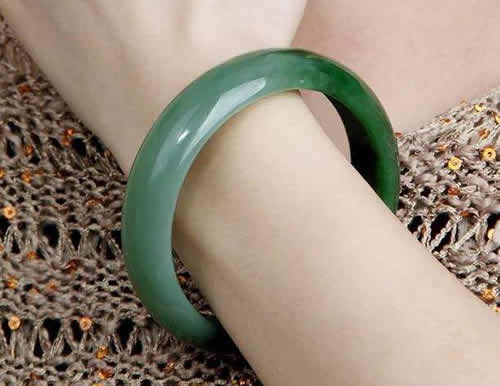 碧玉手镯戴哪只手最好