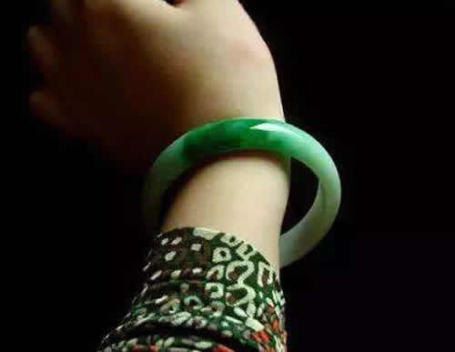 翡翠手镯用水泡的好处