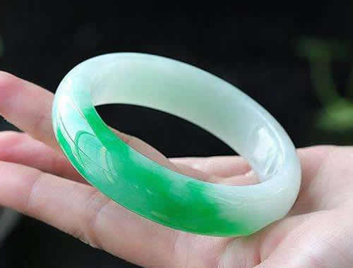 如何挑选翡翠手镯？什么样的翡翠手镯好