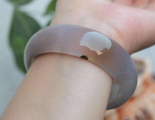 戴玛瑙手镯有什么好处