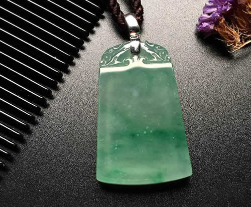 翡翠无事牌适合哪些人佩戴