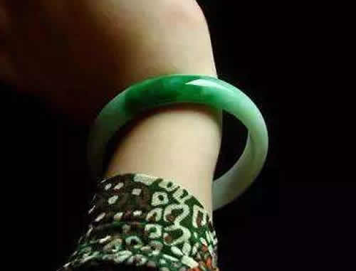 佩戴翡翠手镯的注意事项