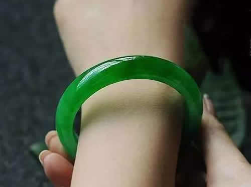 翡翠手镯戴那只手较好