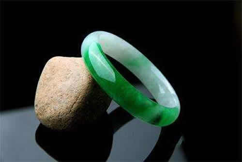 孕妇可以佩戴翡翠手镯吗？