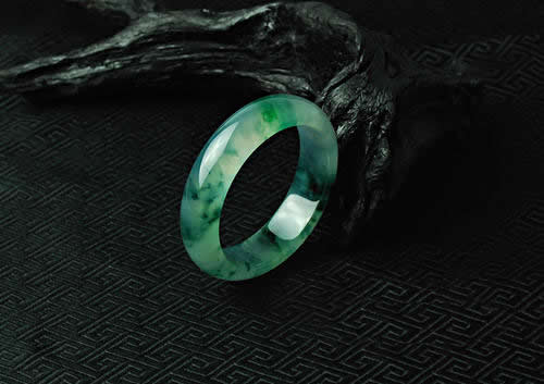 什么颜色的翡翠手镯好