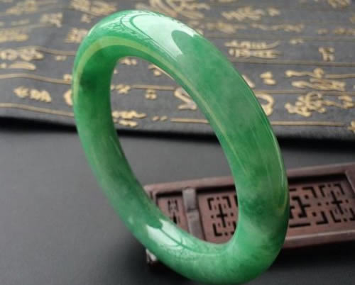 什么颜色的翡翠手镯好