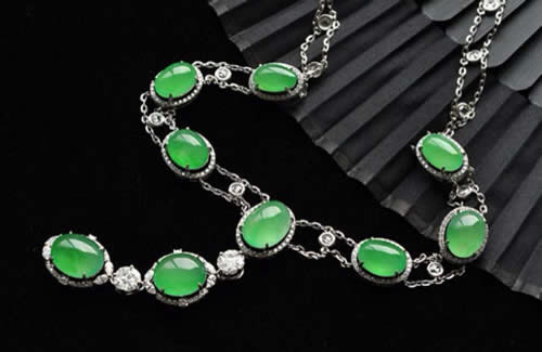 女性佩戴翡翠饰品的忌讳