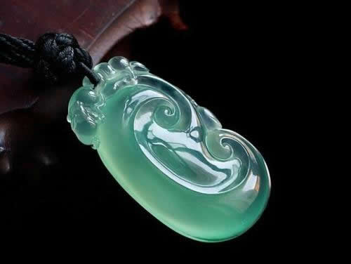 女性佩戴翡翠饰品的忌讳