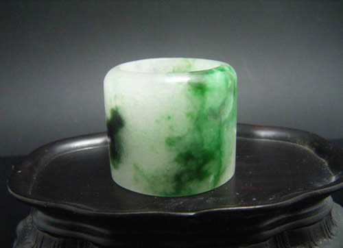 玉扳指的戴法和寓意