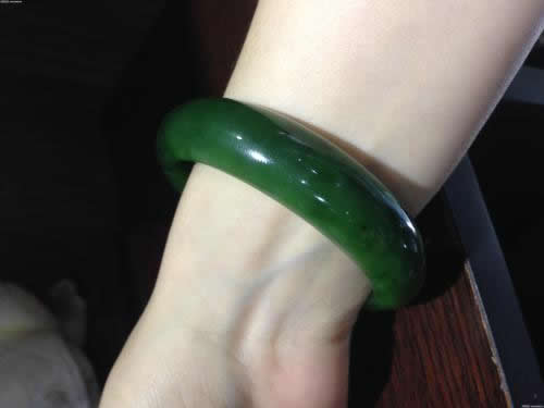 如何鉴定碧玉手镯的好坏？