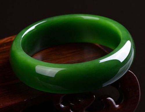 如何鉴定碧玉手镯的好坏 如何鉴定碧玉手镯的好坏