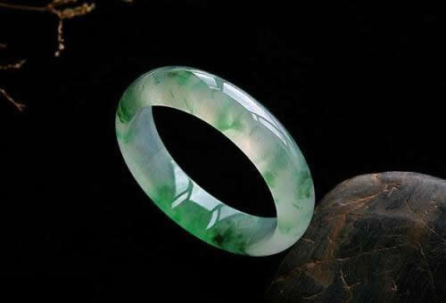 翡翠手镯会越带越透吗