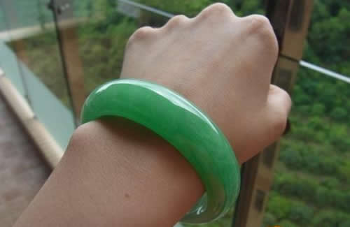 翡翠手镯会越带越透吗? 翡翠手镯会越带越透吗?